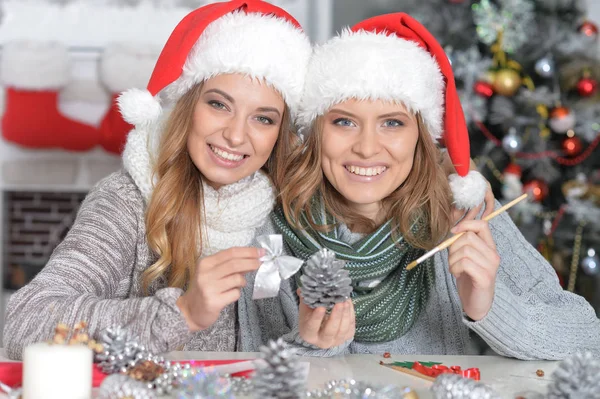 Meninas se preparando para o Natal — Fotografia de Stock