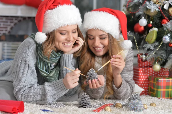 Chicas preparándose para la Navidad — Foto de Stock