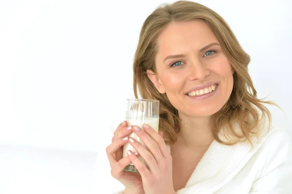 Junge Frau mit Milch — Stockfoto