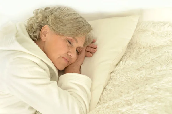 Seniorin schläft — Stockfoto
