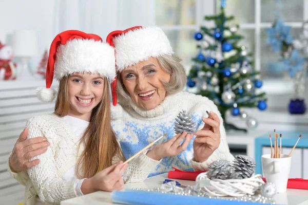 Großmutter und Enkelin mit Weihnachtsmann-Hüten — Stockfoto