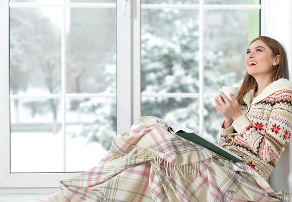 Libro de lectura mujer — Foto de Stock