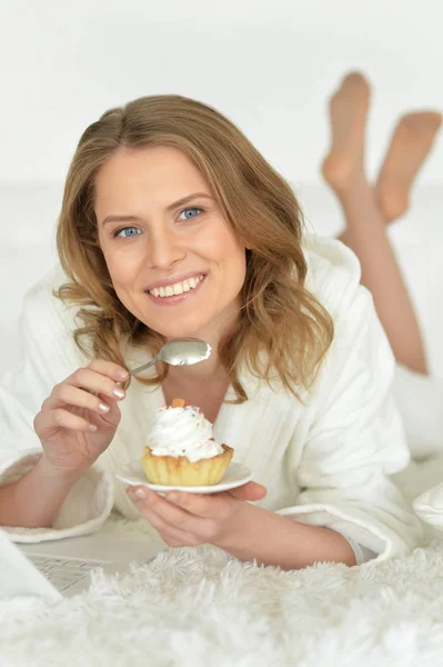 Vrouw eet cake — Stockfoto