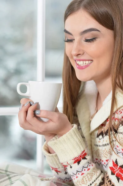 Chica bebiendo té — Foto de Stock