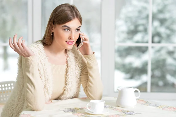 Chica hablando en Smartphone — Foto de Stock