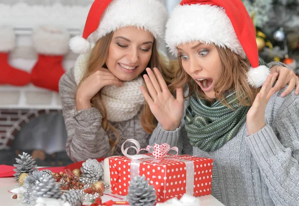 Duas mulheres comemorando o Natal — Fotografia de Stock