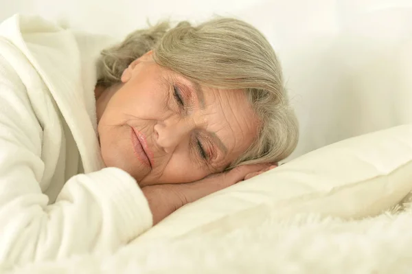 Seniorin schläft — Stockfoto