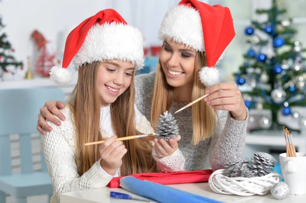 Irmãs se preparando para o Natal — Fotografia de Stock