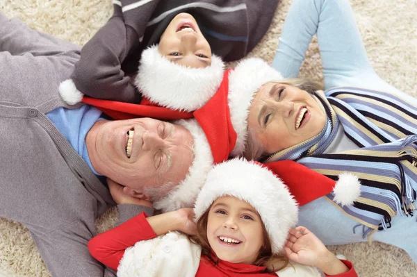 Familia en sombreros de santa — Foto de Stock