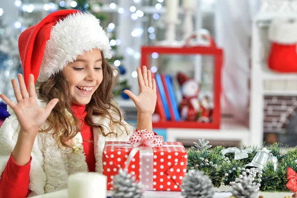 Petite fille avec cadeau de Noël — Photo