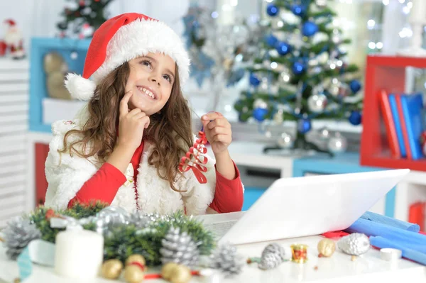 Kleines Mädchen bereitet sich auf Weihnachten vor — Stockfoto