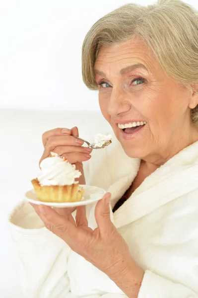 Seniour mulher come bolo — Fotografia de Stock