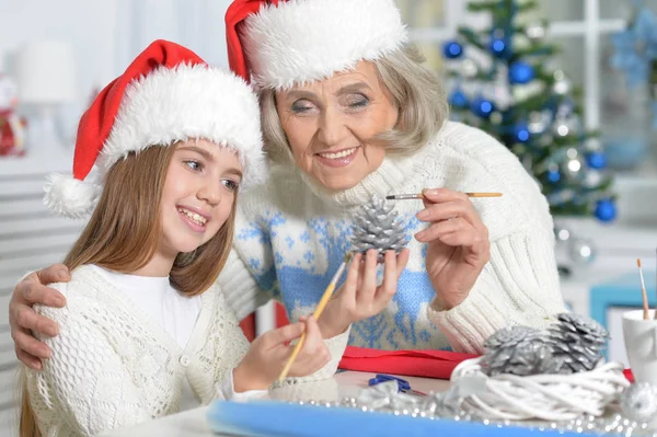 Oma en kleindochter in Santa hoeden — Stockfoto