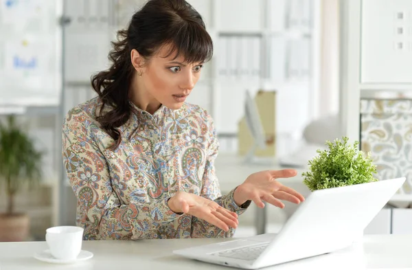 Aufgebrachte Frau mit Laptop — Stockfoto