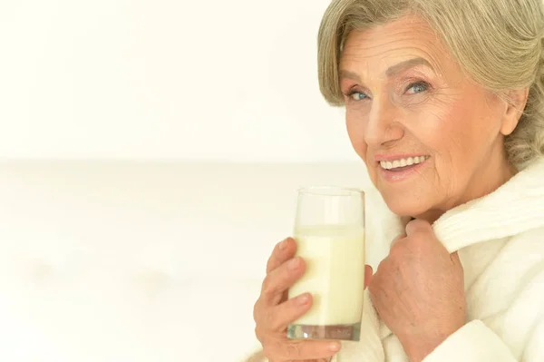 Naczelnym wykładowcą kobieta pije mleko — Zdjęcie stockowe