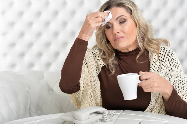 Stressend mulher à espera de chamada — Fotografia de Stock