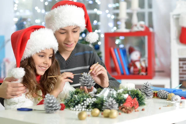 Irmão e irmã se preparando para o Natal — Fotografia de Stock