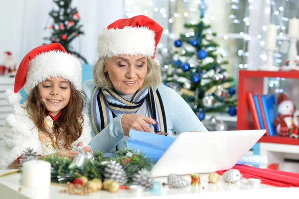 Großmutter und Kind bereiten sich auf Weihnachten vor — Stockfoto