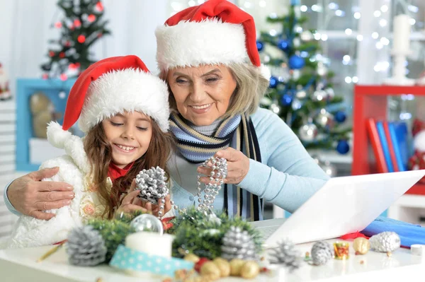 Großmutter und Kind bereiten sich auf Weihnachten vor — Stockfoto