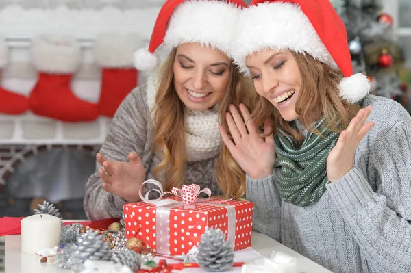 İki kadın kutlama Noel — Stok fotoğraf