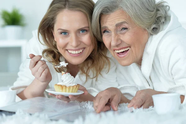 Senior woman with her adult daughter — Stock Photo, Image