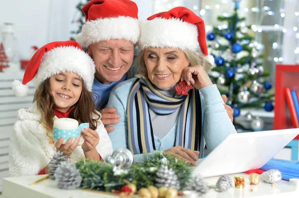 Familjen förbereder sig för jul — Stockfoto