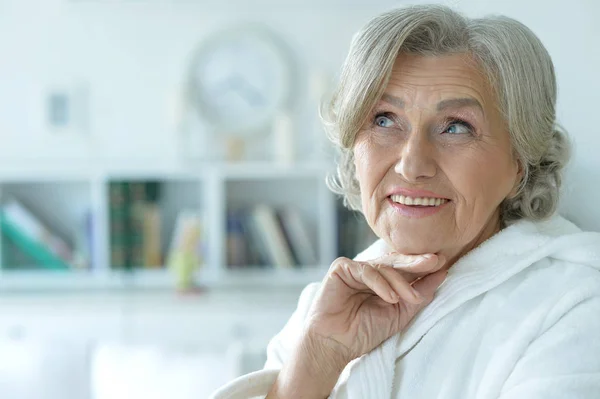 Femme âgée souriante — Photo