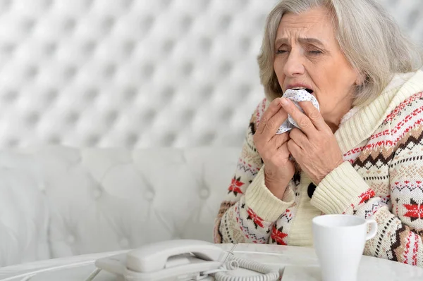 Starší žena má chřipku — Stock fotografie