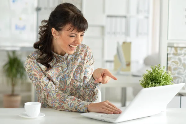 Aufgebrachte Frau mit Laptop — Stockfoto