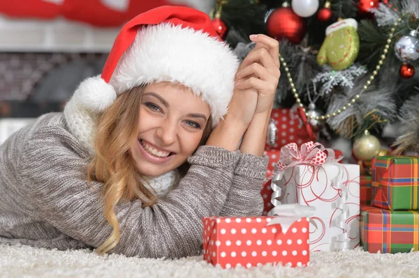 Linda mujer en el sombrero de Santa — Foto de Stock