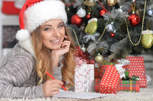 Woman writing letter — Stock Photo, Image