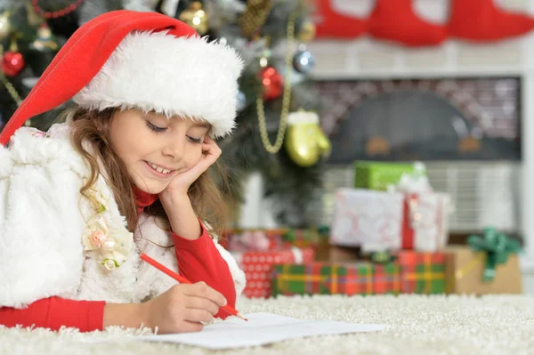 Malá dívka psaní dopisu — Stock fotografie