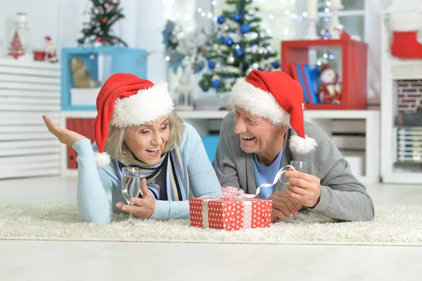 Seniorenpaar feiert Weihnachten — Stockfoto