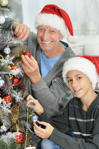 Weihnachtsbaum schmücken — Stockfoto