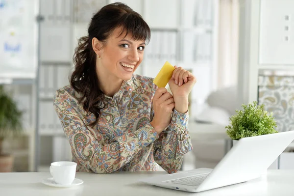 Vrouw winkelen online — Stockfoto