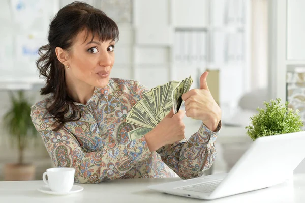 Jonge vrouw met geld — Stockfoto