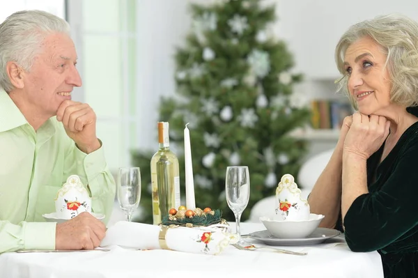 Senioren hebben een kerstdiner — Stockfoto