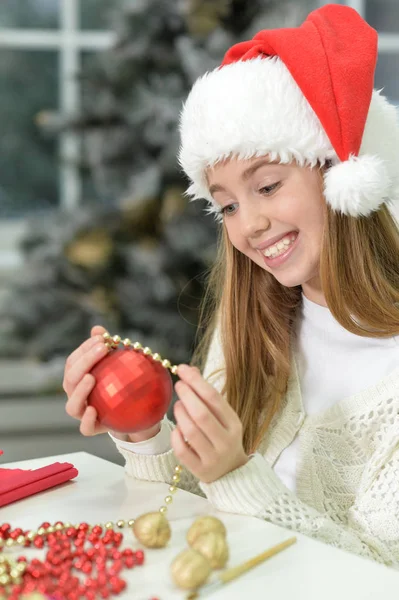 Adolescente chica preparándose para la Navidad —  Fotos de Stock