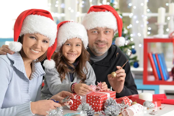 Familjen förbereder sig för jul — Stockfoto