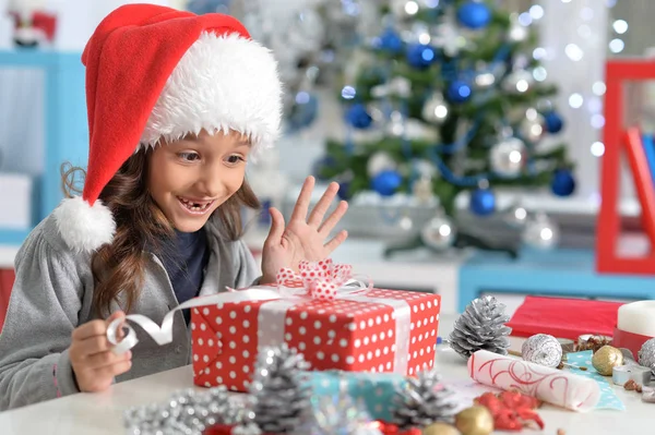 Dítě s vánoční dárek — Stock fotografie