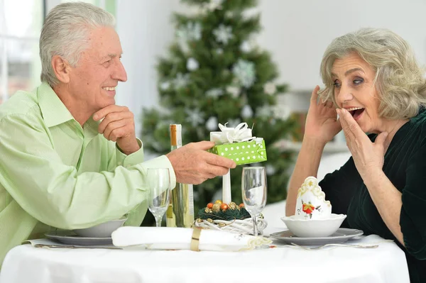 Senioren hebben een kerstdiner — Stockfoto