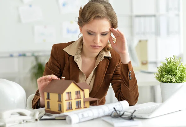 Woman architect in office — Stock Photo, Image