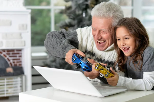 Avô e criança brincando jogos — Fotografia de Stock