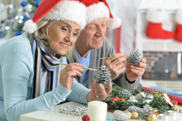 Senioren bereiten sich auf Weihnachten vor — Stockfoto