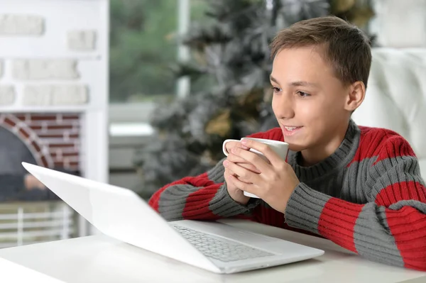 Adolescente menino com laptop — Fotografia de Stock