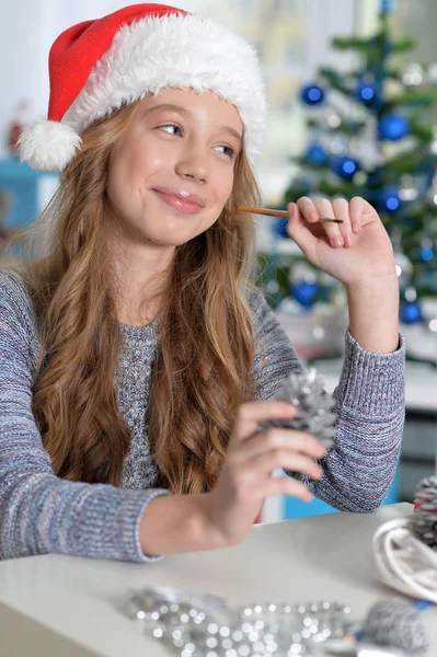 Adolescente dans Santa hat — Photo