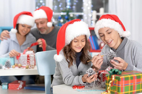 Família se preparando para o Natal — Fotografia de Stock