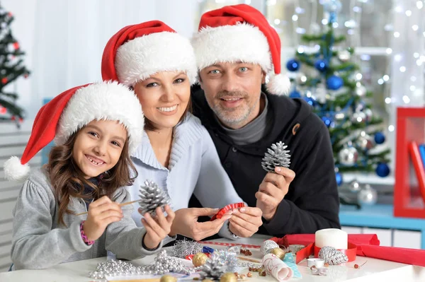 Familjen förbereder sig för jul — Stockfoto