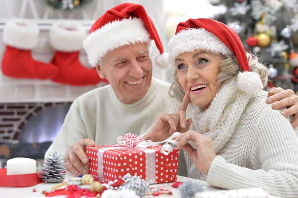 Coppia di anziani che festeggia il Natale — Foto Stock