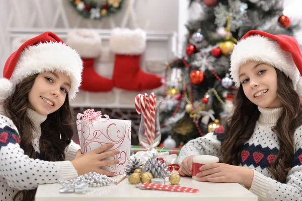 Les filles se préparent pour Noël — Photo